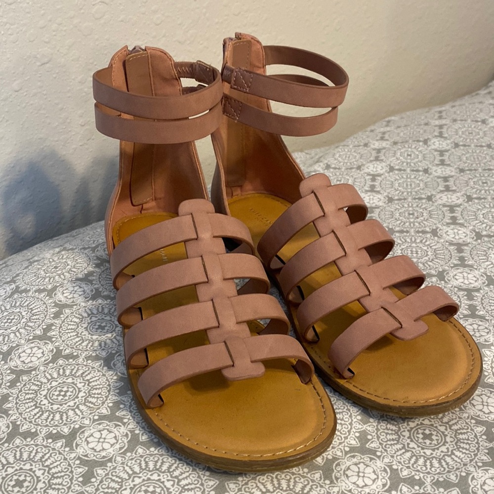 Pink size 6 American Eagle Outfitter sandals